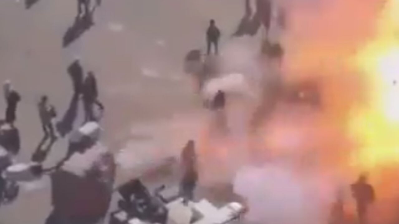 لحظه وقوع انفجار وحشتناک انتحاری در بغداد با ۱۰۰ کشته و زخمی + فیلم