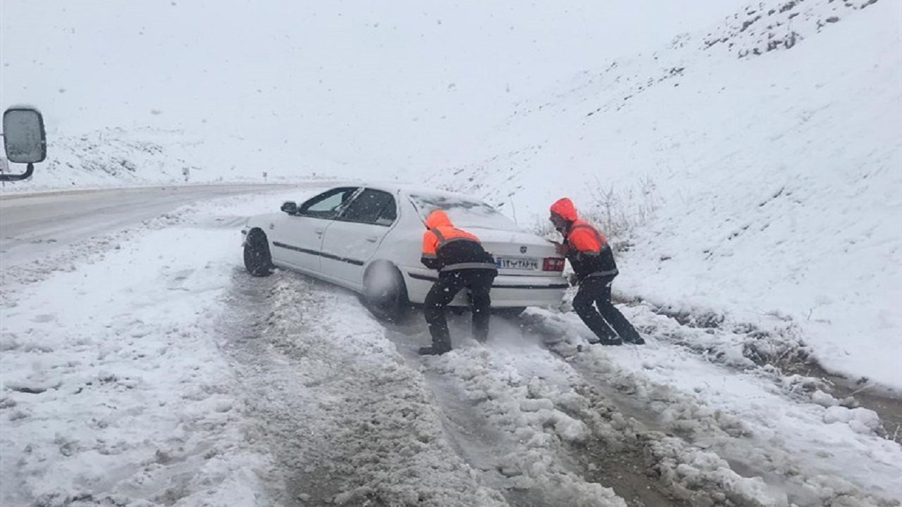 ۲۵ خودرو در محور‌های برف‌گیر استان سمنان گرفتار شدند