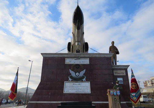 گلباران مزار نخستین خلبان شهید مهاباد به مناسبت دهه مبارک فجر+ تصاویر