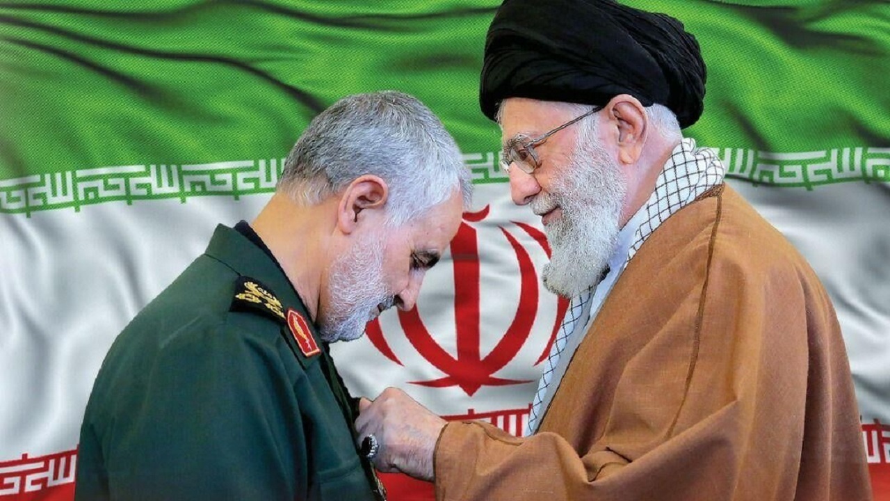 تصویر دیده نشده از حاج قاسم سلیمانی در آغوش رهبر انقلاب
