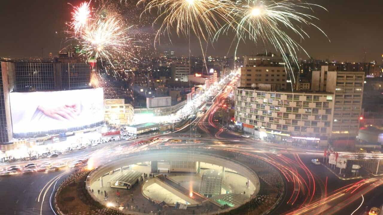 امشب تهران نورافشانی می‌شود/ نصب طاق نصرت و بنر‌هایی با مضامین انقلابی در مسیر‌های ۱۲ گانه راهپیمایی
