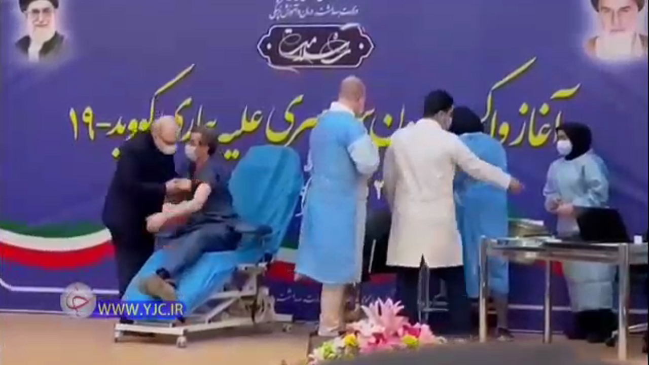تلاش وزیر بهداشت برای بوسیدن دست یکی از اعضای کادر درمان
