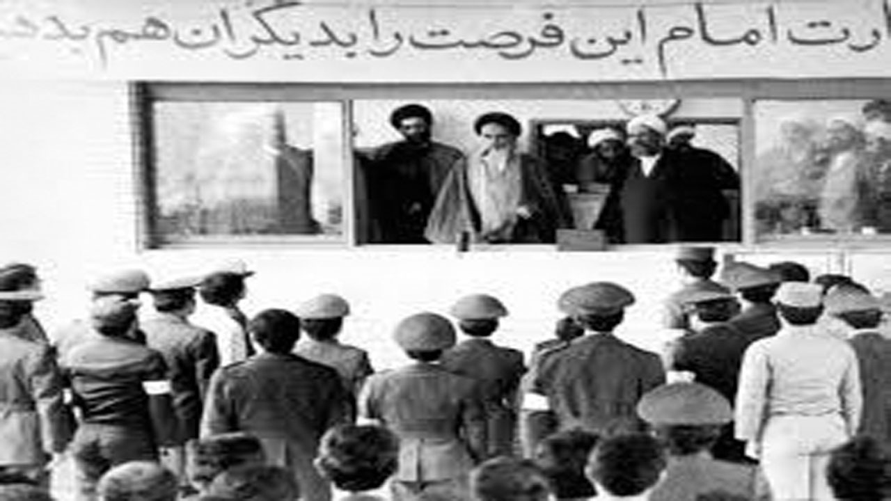 ادعای مضحک بختیار در بهمن ۵۷؛ عکس دیدار همافران با امام فتوشاپ است!