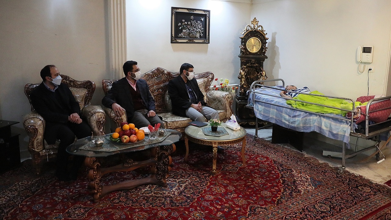 عیادت مدیران رسانه ملی از عکاسی که لنز دوربینش سمت امام و انقلاب بود