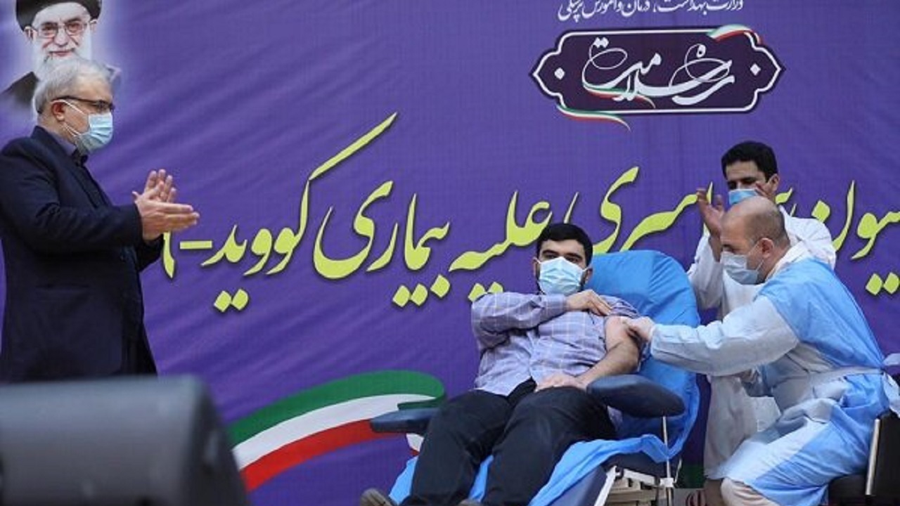 تحسین وزیر بهداشت توسط کاربران برای تزریق داوطلبانه واکسن کرونا به پسرش