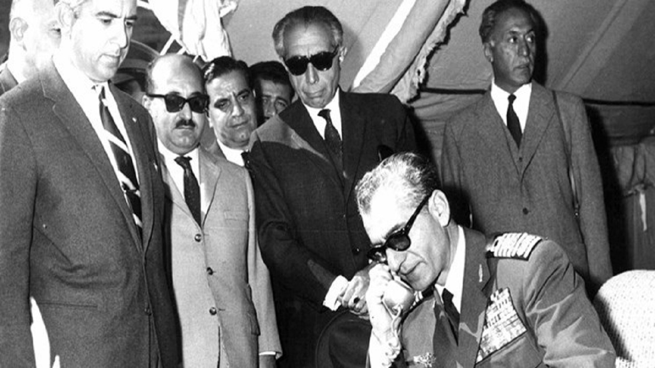 کارشناسان سازمان برنامه می‌گفتند این پول‌هایی که خرج می‌کنید روزی پا در می‌آورند و انقلاب می‌کنند
