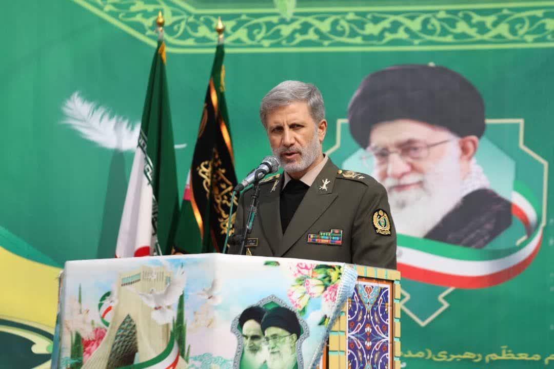 وزیر دفاع: نتیجه ایستادگی مردم در برابر نظام سلطه، اقتدار و امنیت امروز ایران اسلامی است