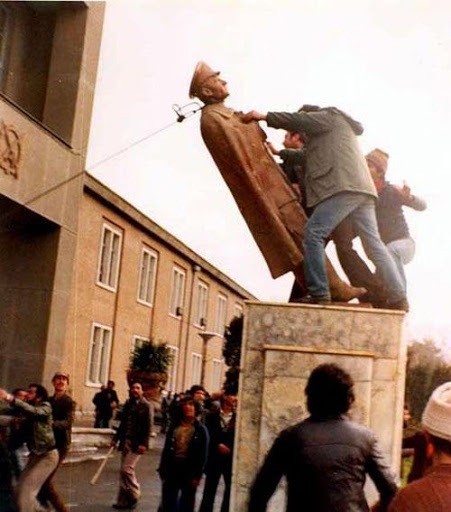 ۲۲ بهمن ۵۷ آغازی بر یک پایان ۲۲ بهمن ۵۷ آغازی بر یک پایان