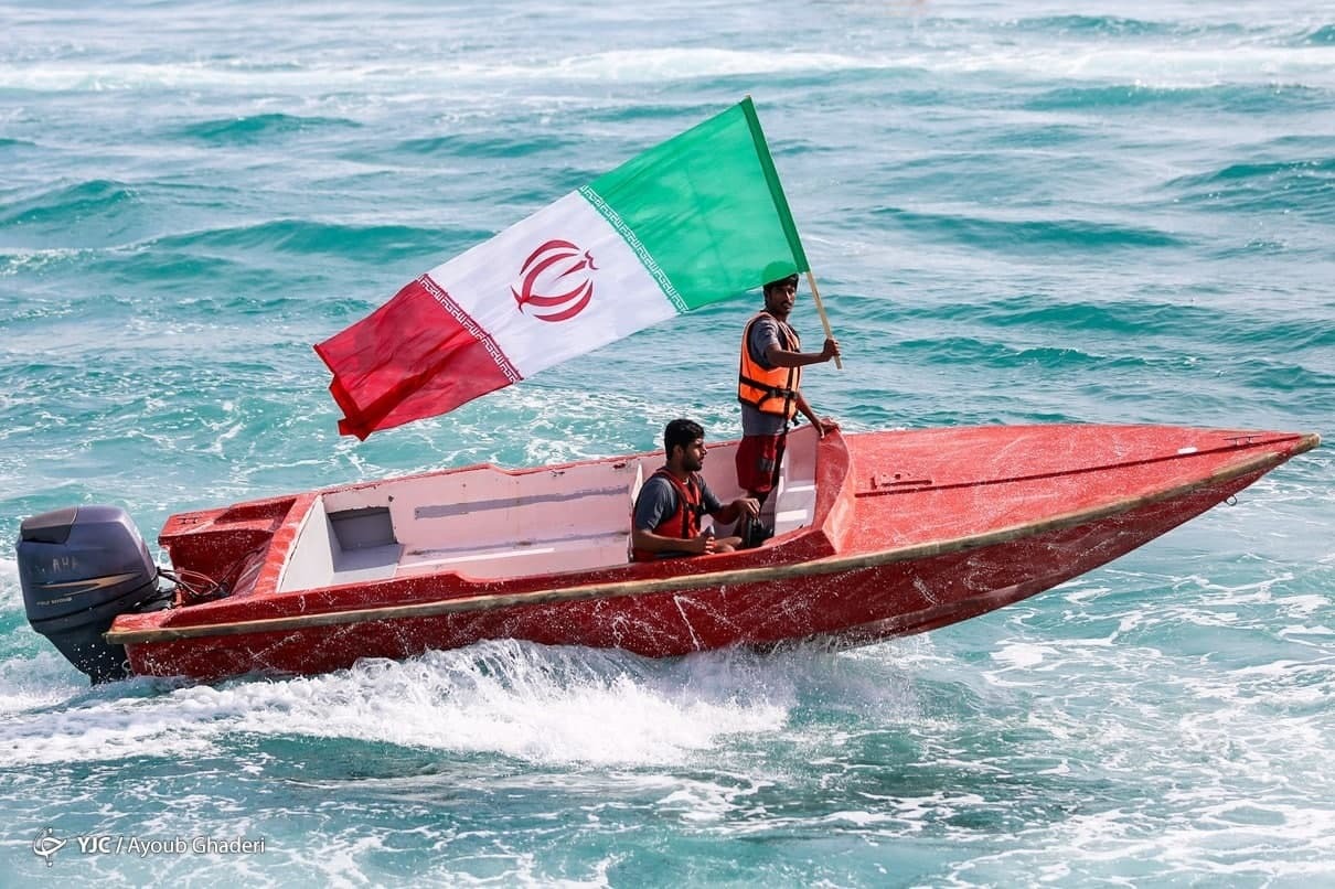 راهپیمایی در آب های خلیج فارس