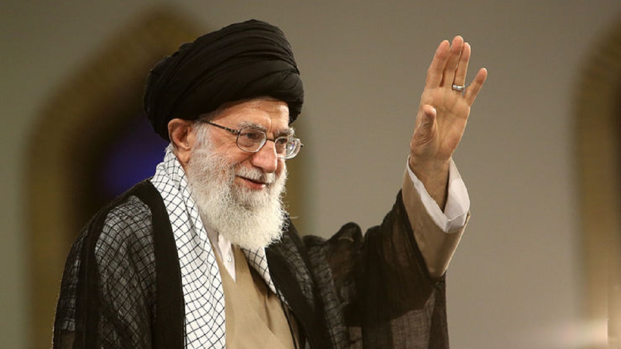 تصویر رهبر انقلاب در یکی از راهپیمایی‌های دهه شصت