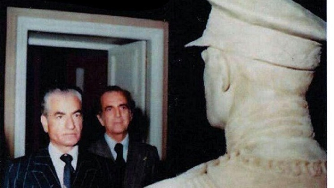 روایتی جذاب از کارگری که مجسمه شاه را تخریب کرد