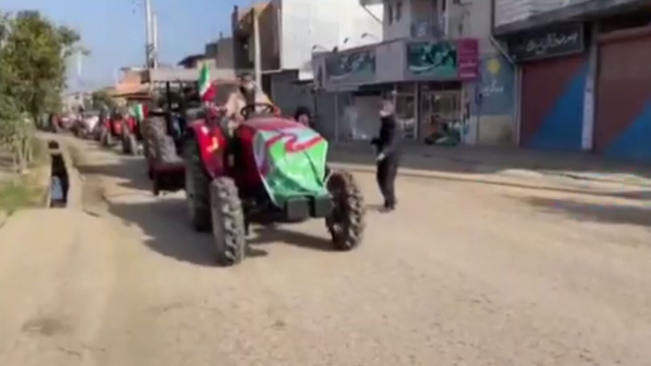 راهپیمایی دیدنی کشاورزان نکایی با تراکتور + فیلم