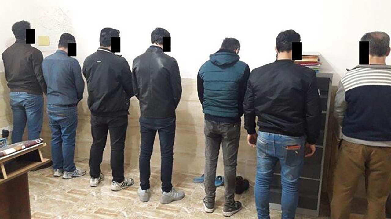 دستگیری ۱۰ قمارباز در صومعه سرا