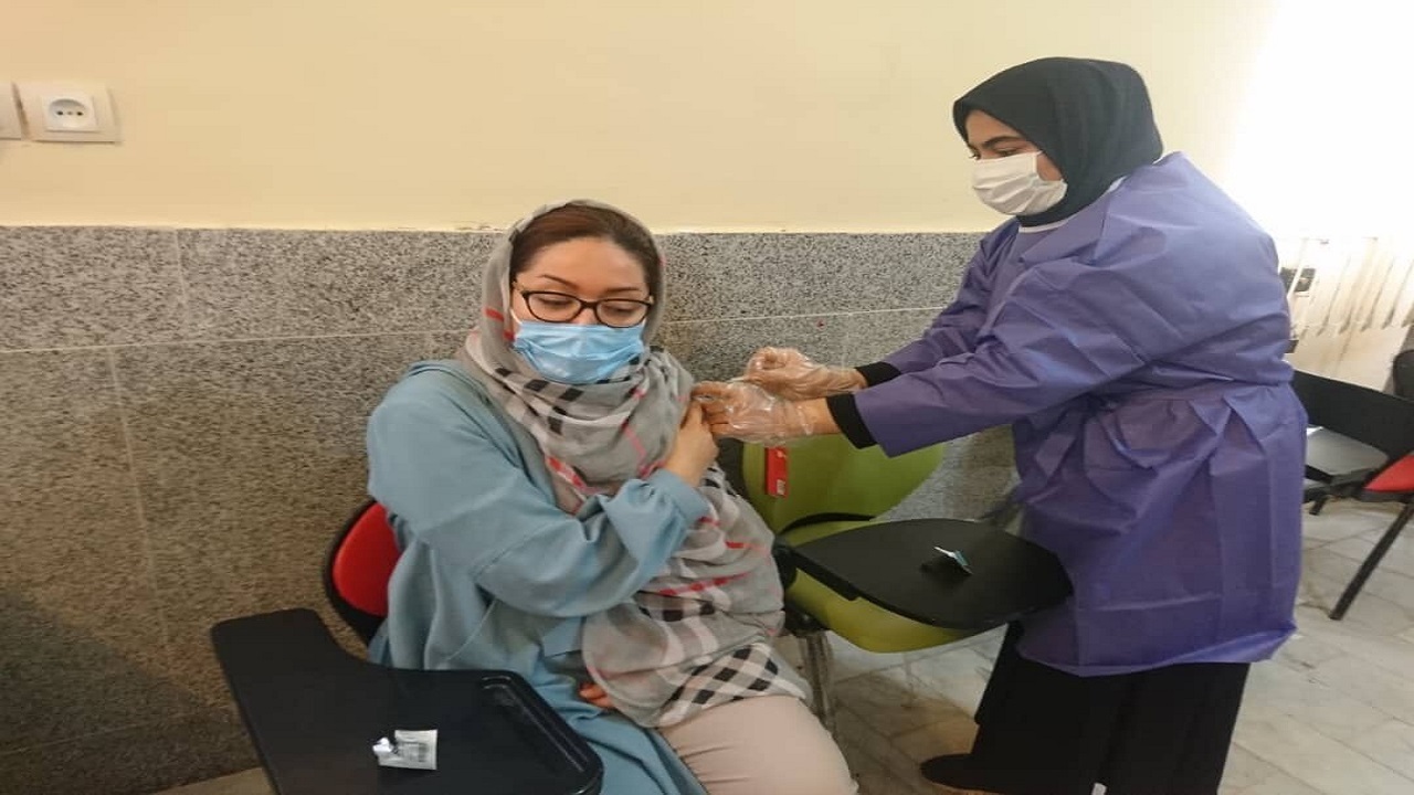 تزریق واکسن کرونا به کادر درمان دانشگاه علوم پزشکی ایرانشهر آغاز شد