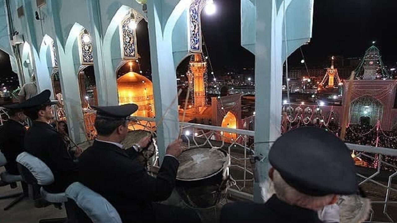 طنین انداز شدن نوای نقاره‌های حرم مطهر رضوی در شب اول ماه رجب + فیلم