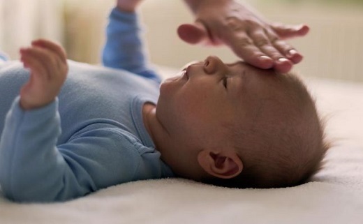 بهترین حالت خواباندن نوزاد مبتلا به سرما خوردگی چیست؟
