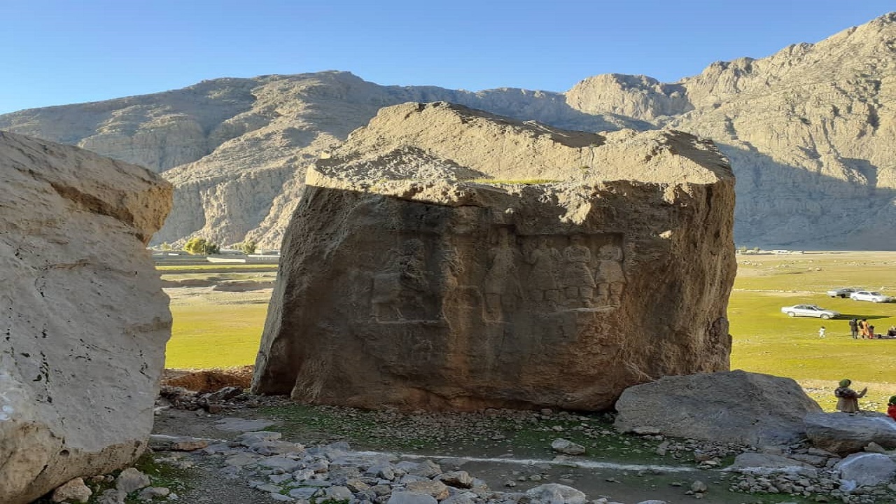 نگارکند‌های خونگ‌اژدر زیر سایبان به حیات خود ادامه می‌دهند