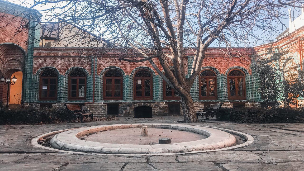 مدرسه هدایت فروشی نیست