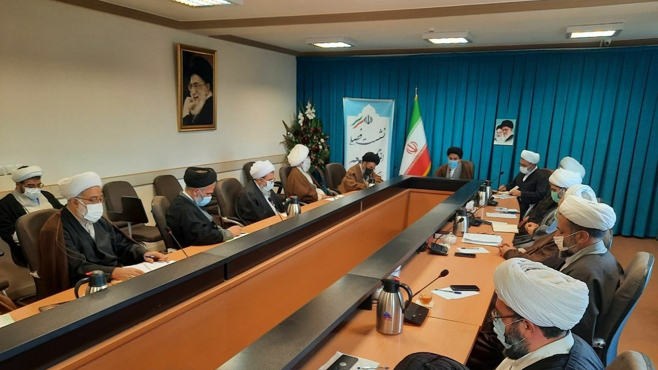 تبیین فرمایشات رهبر معظم انقلاب در حوزه های مختلف مهمترین وظیفه ائمه جمعه آذربایجان‌غربی