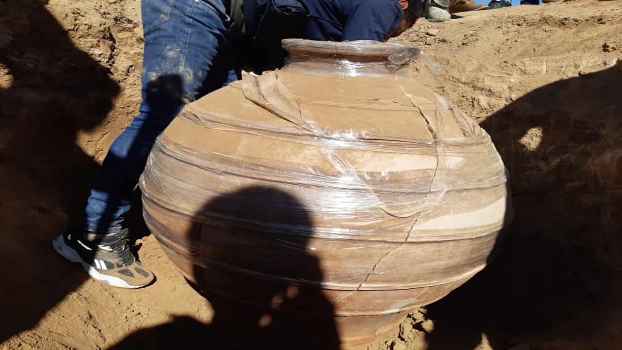 کشف یک کوزه تاریخی نگهداری مواد غذایی در خرامه