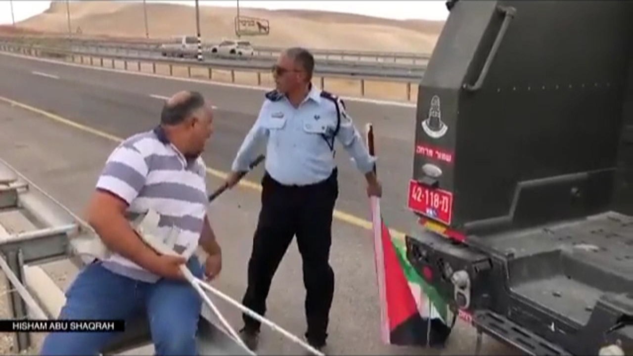 اهانت مامور پلیس رژیم صهیونیستی به پرچم فلسطین + فیلم