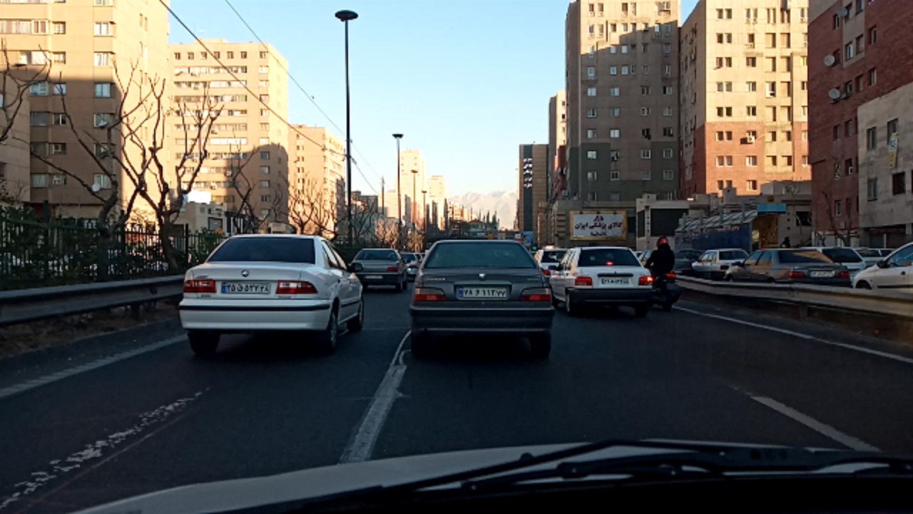 کلافگی مردم از ترافیک بزرگراه نواب صفوی در تهران + فیلم