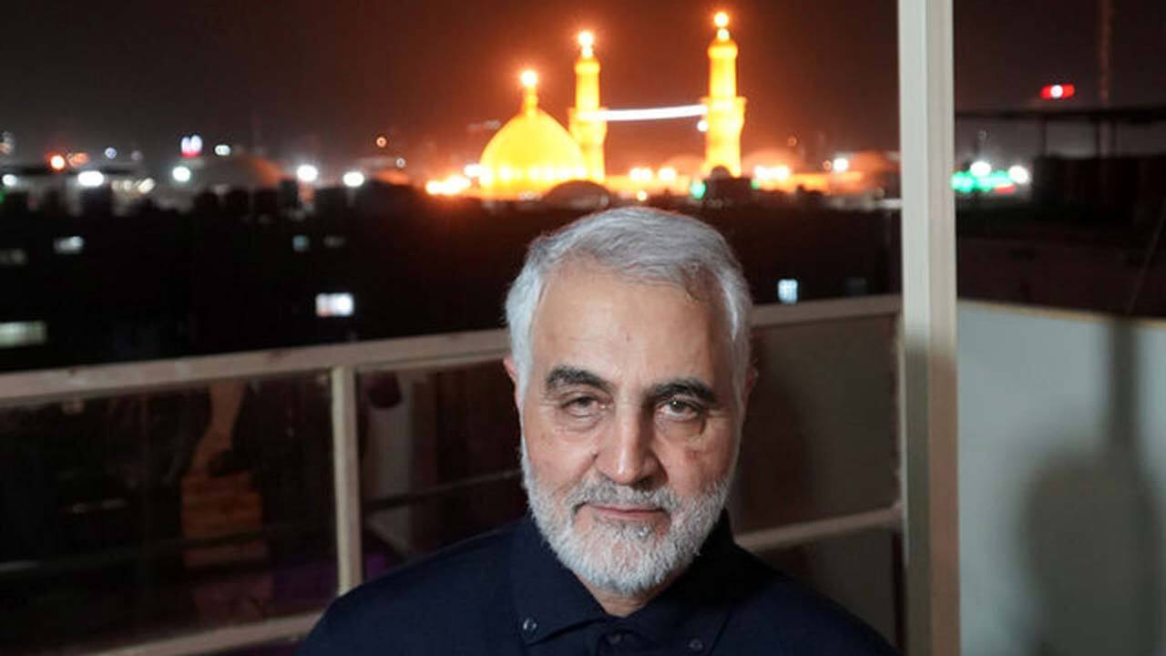 لحظاتی منتشر نشده از آخرین غبارروبی مضجع مطهر امام هادی (ع) توسط سردار سلیمانی
