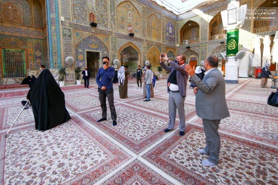 حضور سفیر هلند در عراق در حرم حضرت علی (ع) + تصاویر