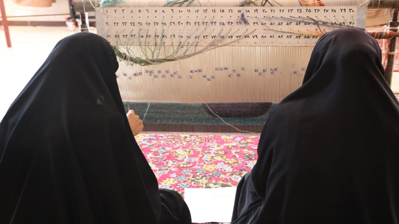 راه اندازی کارگاه قالیبافی و مرکز نیکوکاری در ایوان