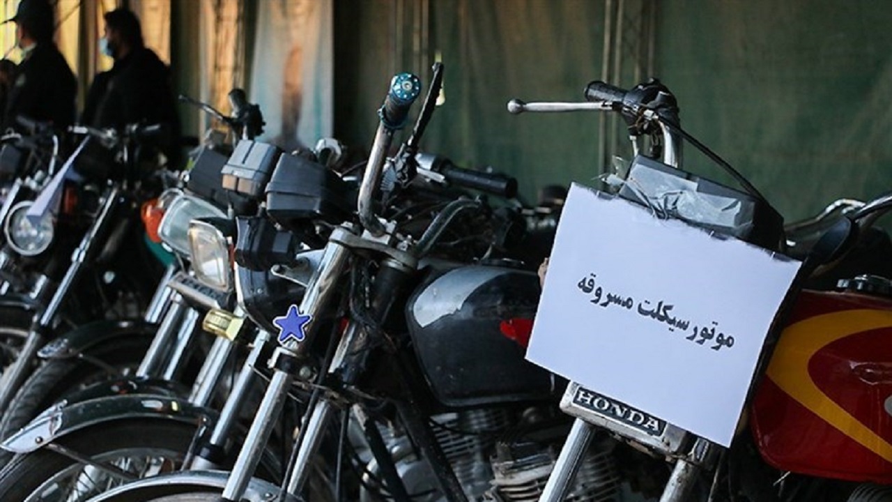 ترفند جدید سارقان موتورسیکلت/ "کتک‌زدن بچه" برای جلب مشارکت رهگذران در سرقت!