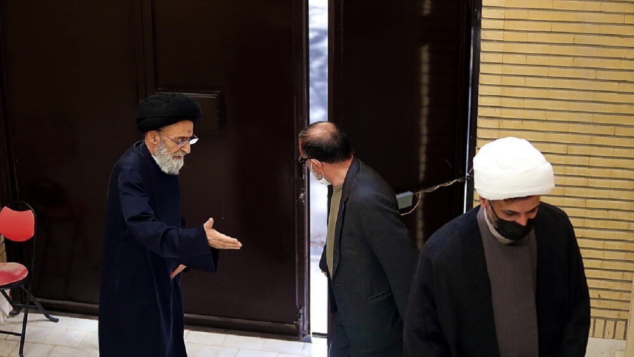 نمایندگان آیت الله اعرافی به دیدار استاد پیشکسوت حوزه علمیه رفتند