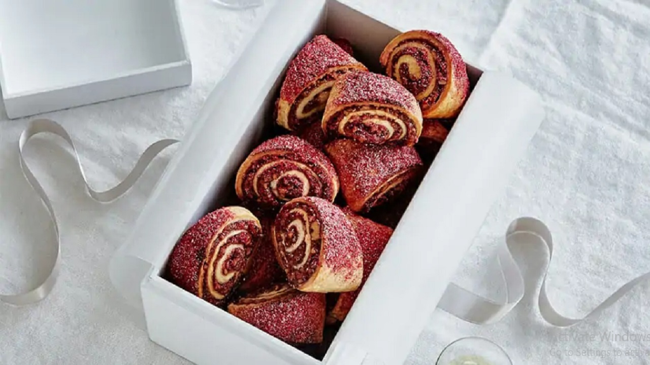 طرز تهیه رولت مربایی؛ یک شیرینی فوق‌العاده زیبا و خوشمزه برای عید