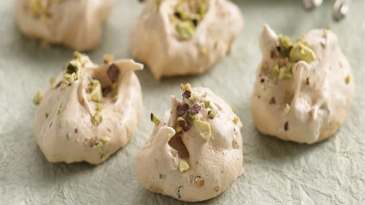 طرز تهیه شیرینی پفکی بادامی برای نوروز