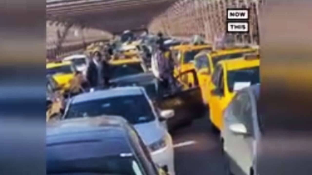 بسته شدن یک پل معروف، در پی اعتصاب شدید رانندگان تاکسی + فیلم