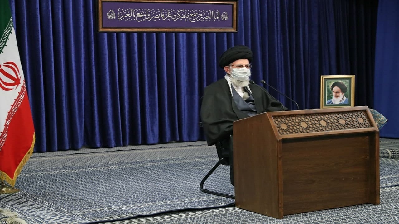 ترجمه کتیبه نصب شده در حسینیه امام خمینی (ره) در ارتباط تصویری رهبر انقلاب با مردم آذربایجان شرقی