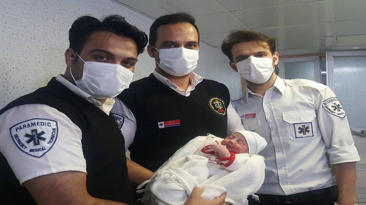 تولد دختر عجول در منزل با کمک پرسنل اورژانس کاشان