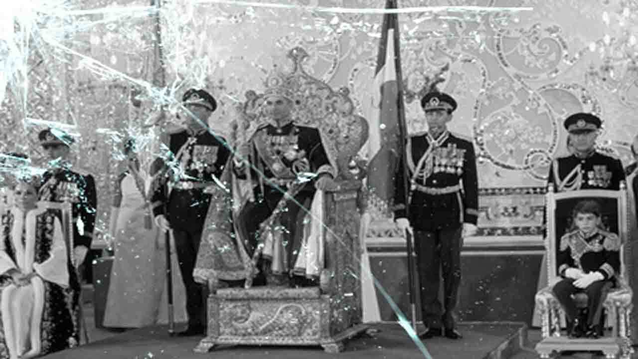 آینه‌ای برای زیبا نشان دادن محمدرضا پهلوی + فیلم