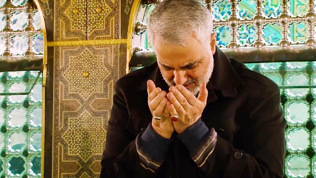 حضور شهید سلیمانی در میان خادمان امام رضا (ع) + فیلم