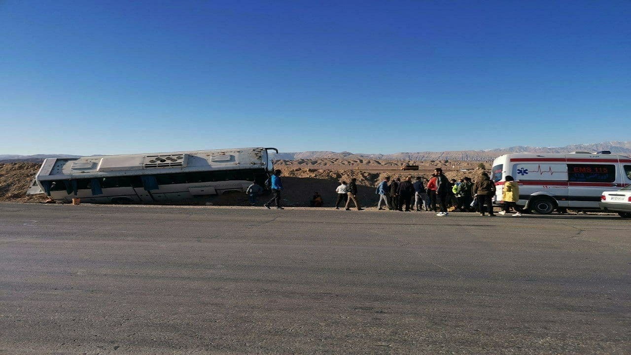 خروج اتوبوس از جاده در حوالی سمنان