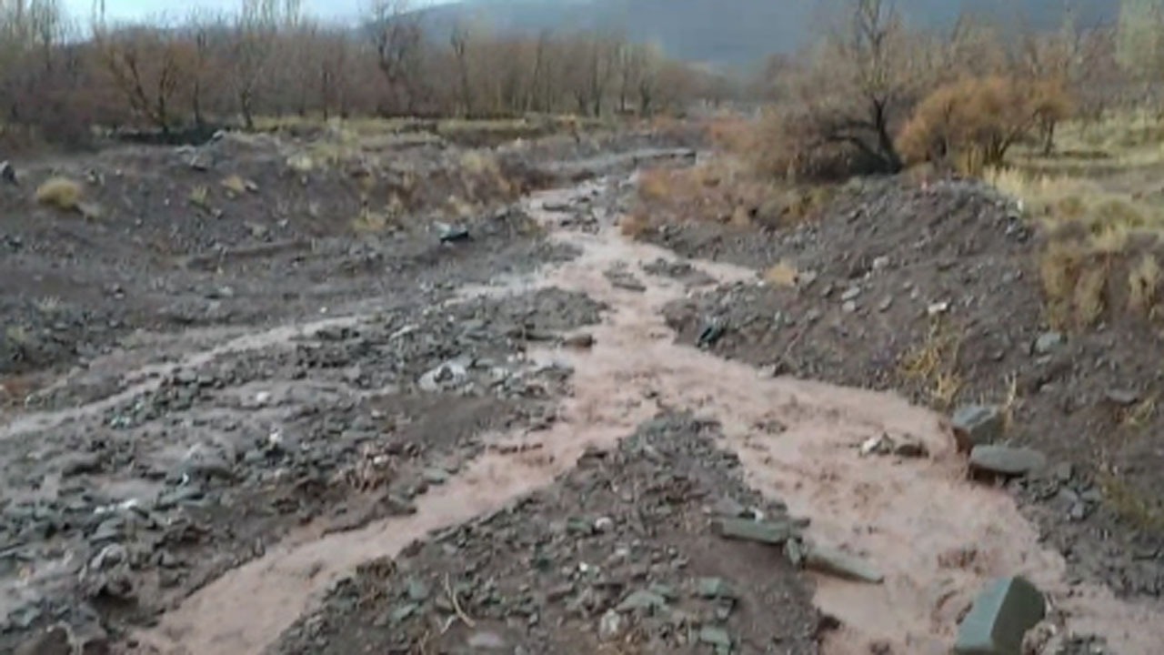 جاری شدن سیلاب در روستای چشمه‌کنان + فیلم
