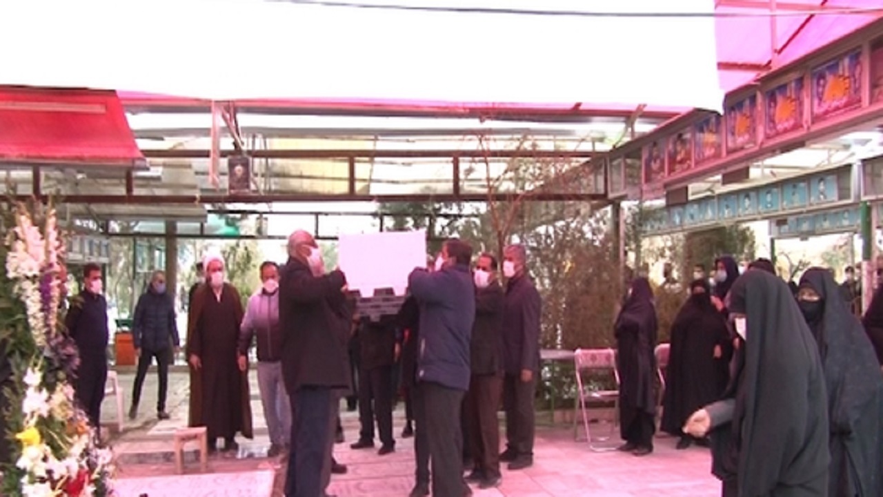 پیکر مادر شهیدان اسماعیل غلام در گلزار شهدای قم آرام گرفت