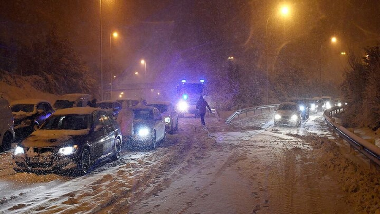 گرفتار شدن خودرو‌ها در جاده‌های برفی مازندران