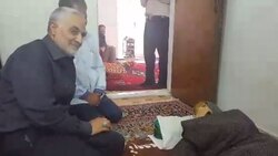 مکالمه صمیمی سردار سلیمانی با یکی از فرزندان شهدای مدافع حرم + فیلم