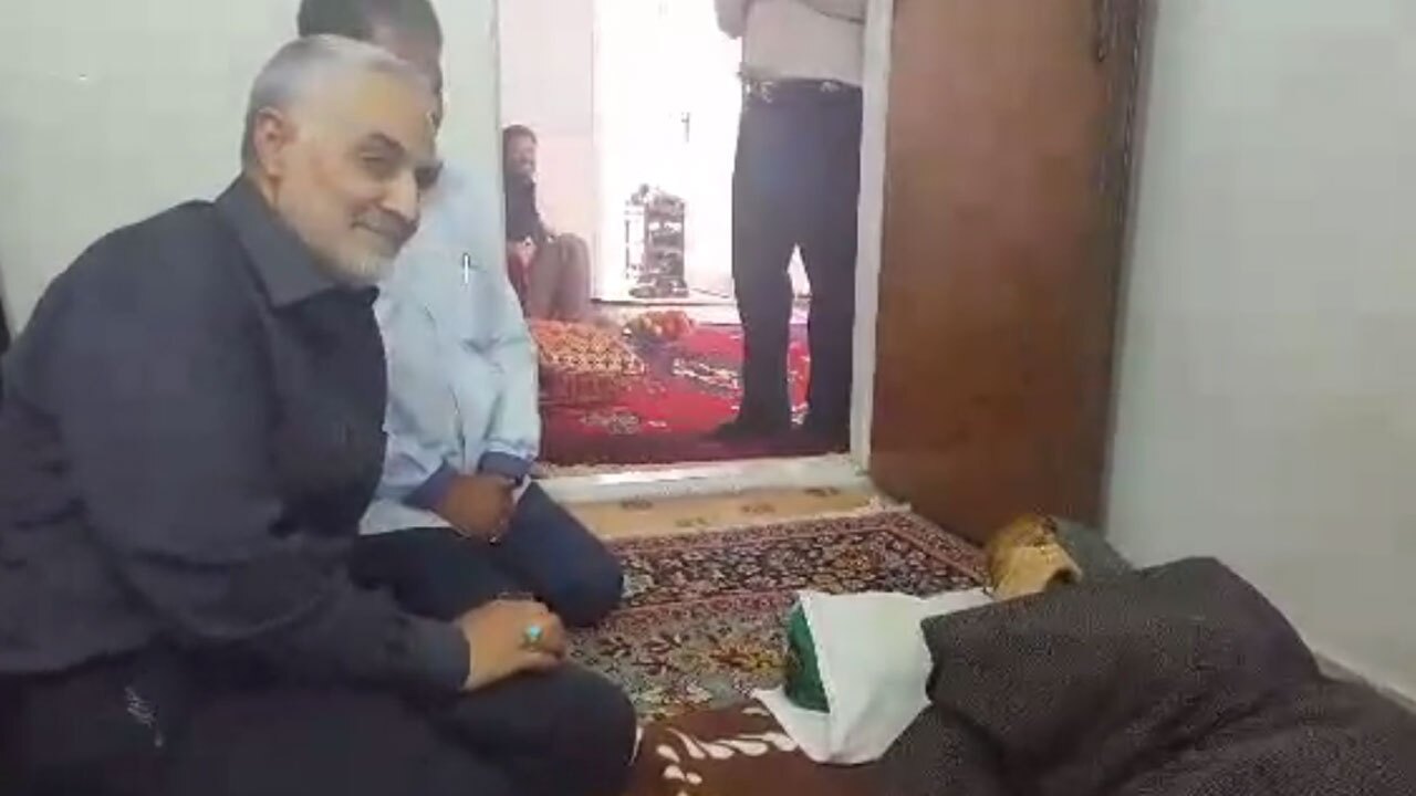 فیلم دیده نشده از دیدار صمیمی شهید سلیمانی با مادر یک شهید دفاع مقدس + فیلم