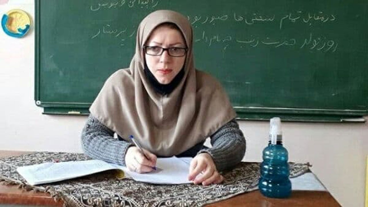 معلم بهشهری تلفن همراه خود را به دانش آموزش هدیه کرد