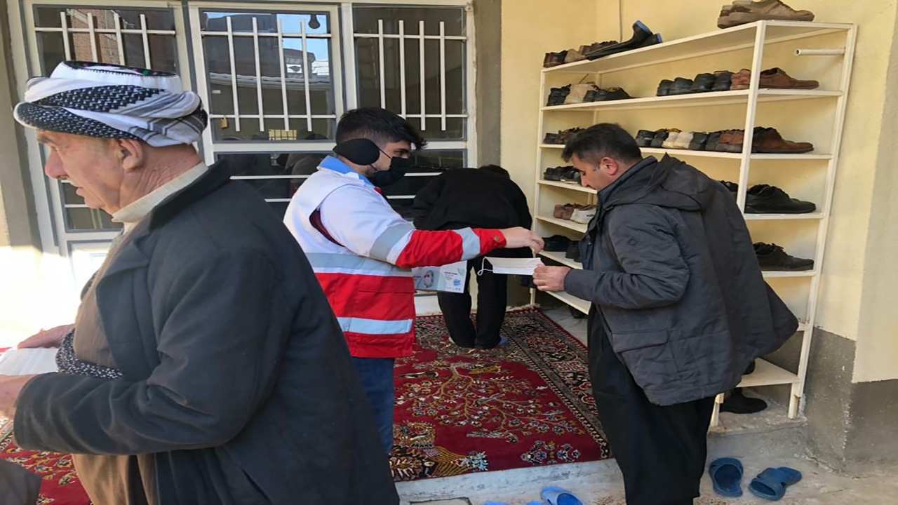 توزیع ماسک رایگان در مساجد مهاباد