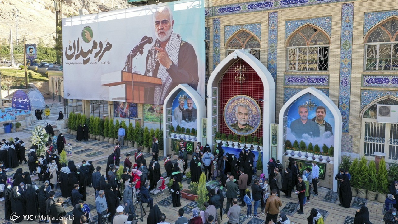 زائران پاکستانی بر سر مزار شهید سلیمانی + عکس
