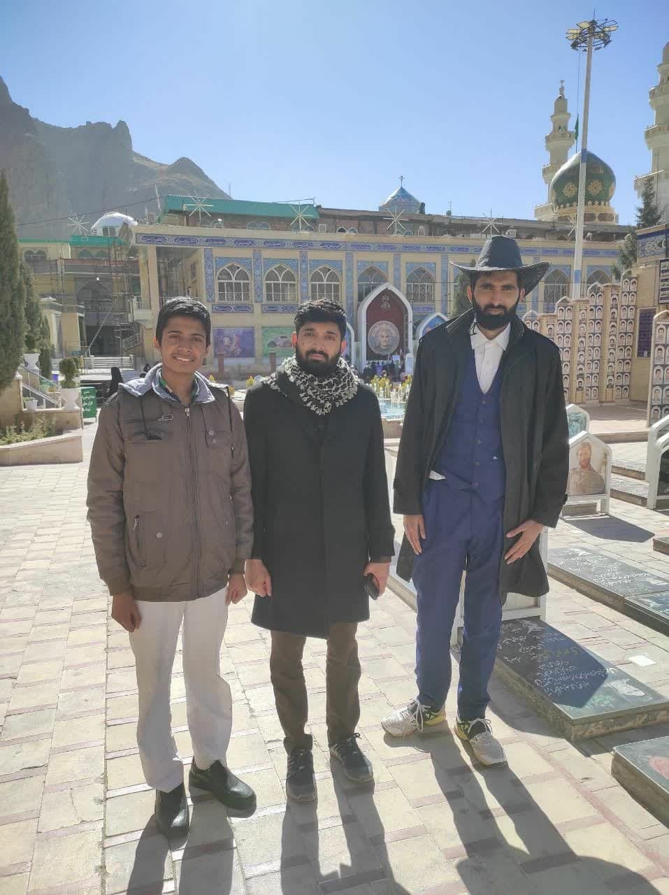 زائران پاکستانی بر سر مزار شهید سلیمانی +عکس