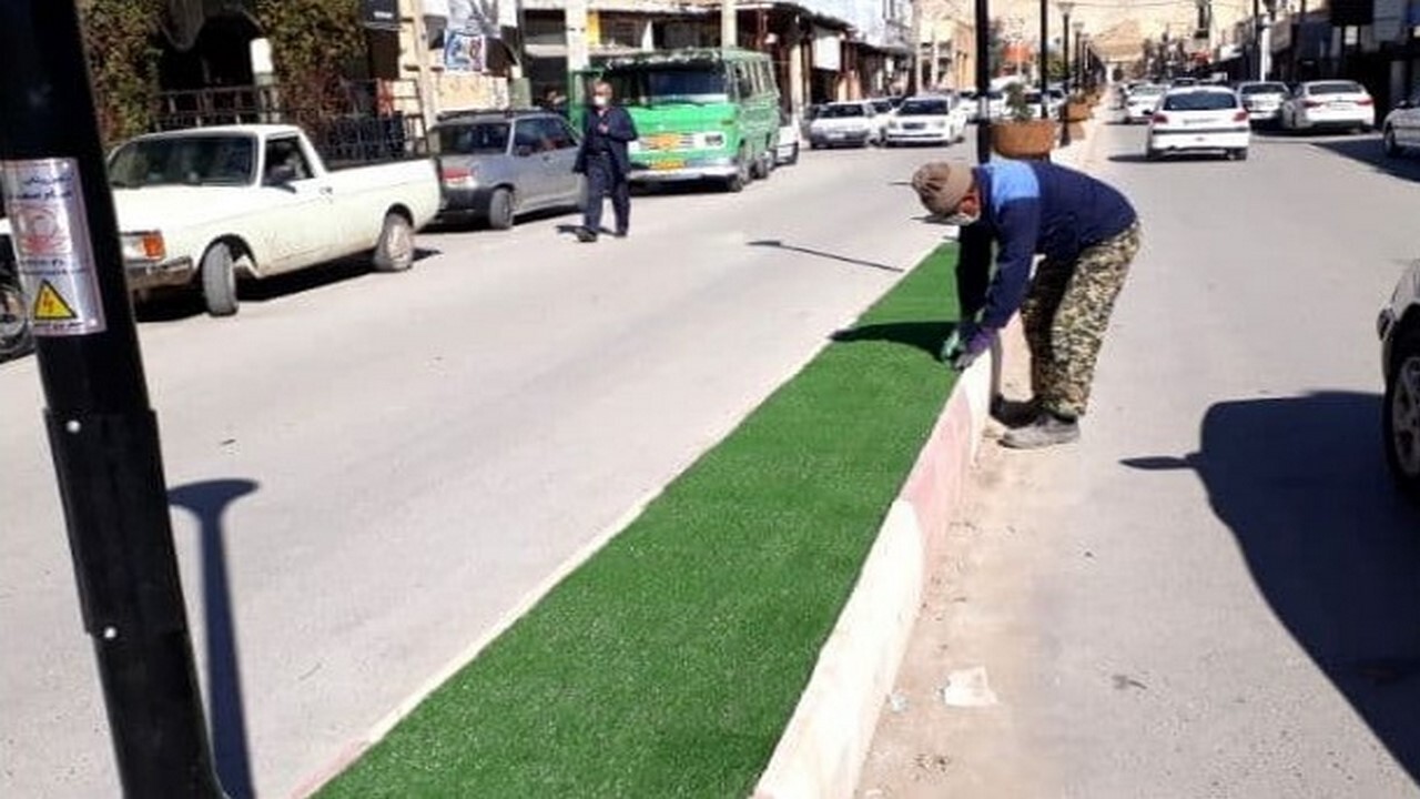 عملیات نصب چمن مصنوعی در فضای سبز شهر آبدانان