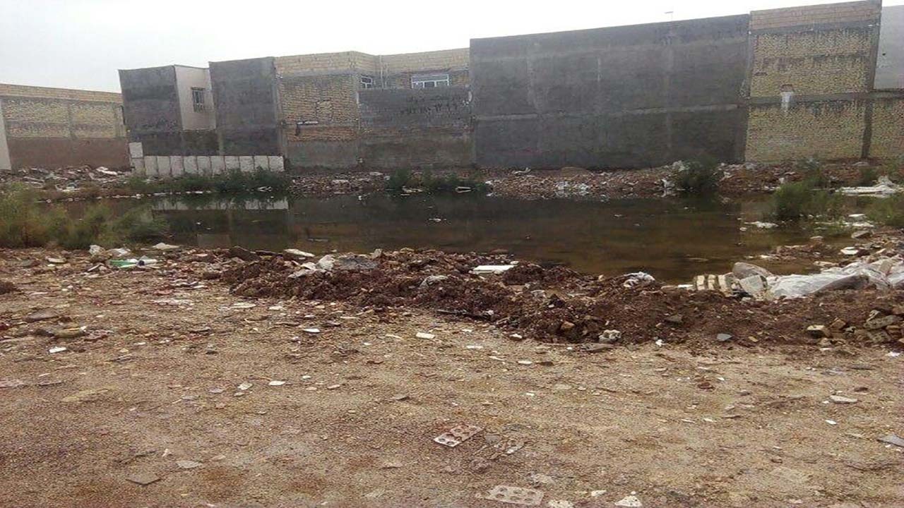 نشت فاضلاب در یک خیابان منطقه کیانشهر + تصاویر